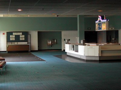 Showcase Cinemas Sterling Heights - Lobby (newer photo)